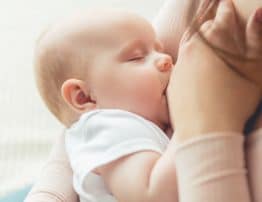 Leite materno ajuda a prevenir alergias alimentares