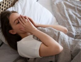 pessoa sofrendo com apneia do sono