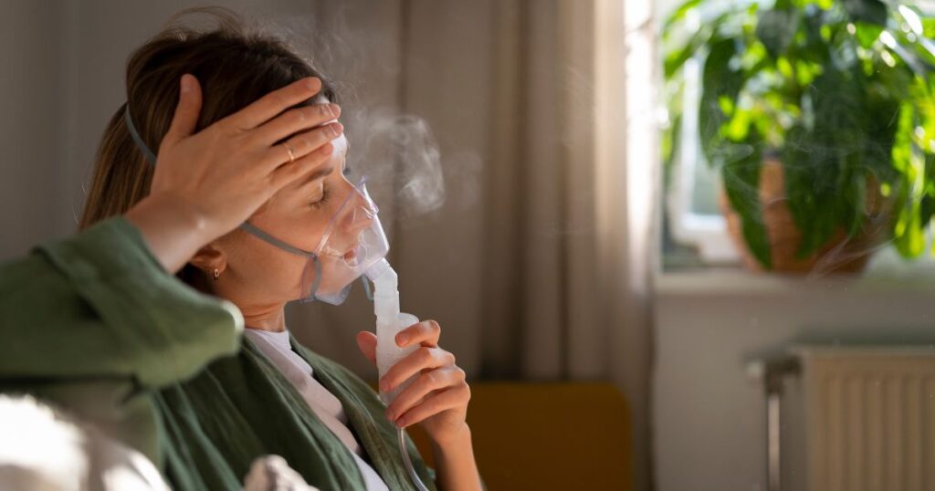 mulher fazendo nebulização com falta de ar