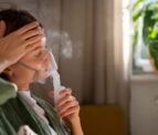 mulher fazendo nebulização com falta de ar