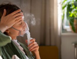 mulher fazendo nebulização com falta de ar