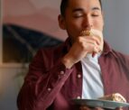 homem comendo um lanche