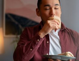 homem comendo um lanche