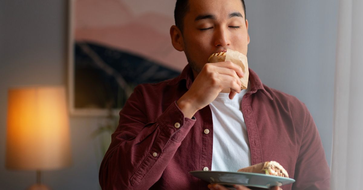homem comendo um lanche